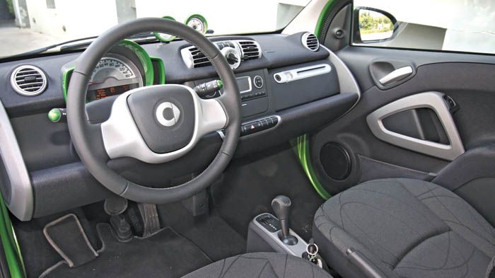 Το εσωτερικό του ηλεκτρικού smart είναι ίδιο με αυτό των υπολοίπων smart, με μικρές μόνο αλλαγές σε όργανα και ενδείξεις, που φροντίζουν για την πληροφόρηση του οδηγού σε ό,τι αφορά στο σύστημα κίνησης του αυτοκινήτου. 